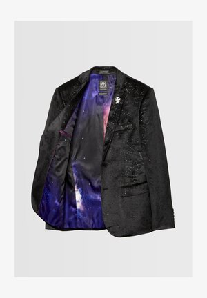 Schwarzer Blazer mit einem strukturierten Muster; gefüttert mit einem lebhaften Galaxy-Druck. Verfügt über eine silberne Brosche auf der Brusttasche und klassische Revers.