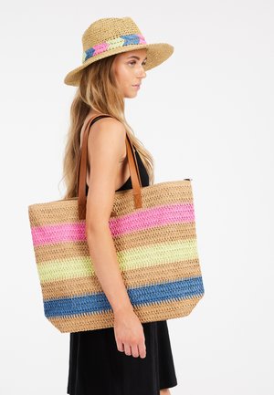 Geweven rieten tas met roze, gele en blauwe strepen, voorzien van bruine nepleerenners en een royale rechthoekige vorm.