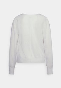 Weißer Sweatshirt, Baumwollmischung, runder Halsaufschnitt, lange Raglanärmel, gerippte Manschetten und Saum, dezente Textur, saubere Nähte auf der Rückseite.