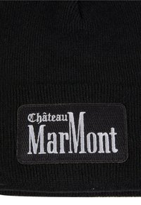 Černá pletená čepice s ohnutým lemem, který má obdélníkovou černou nálepku s nápisem "Château MarMont" v bílé barvě.