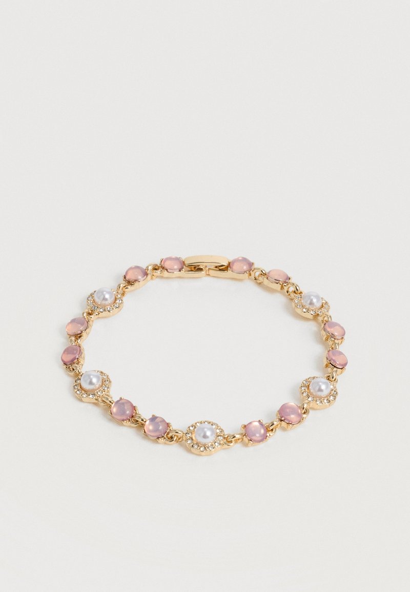 Χρυσό βραχιόλι με εναλλάσσοντες ροζ στρογγυλές πέτρες και λευκές πέρλες περιβαλλόμενες από μικρά διαφανή κρύσταλλα, ασφαλισμένο με κούμπωμα.