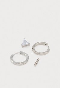 Set de cercei din argint, inclusiv două cercei rotunzi texturați, unul împodobit cu pietricele mici, și un cercei stud triunghiular.