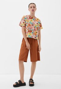 QS MIT ALLOVER - T-shirt print - beige