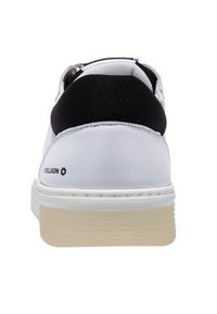 Sneaker bianca con tallone in tessuto nero, tomaia in sintetico liscio, suola in gomma spessa e piccolo dettaglio del logo sul lato.