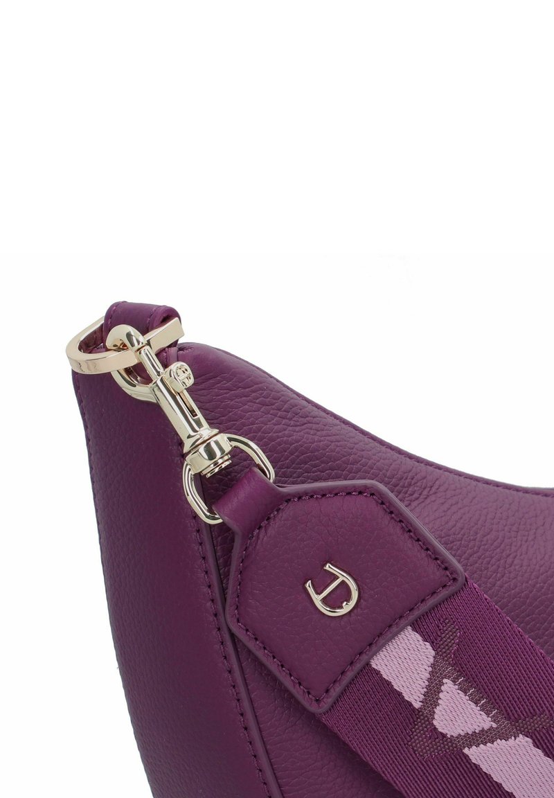 Paarse leren handtas met een soepele textuur, gouden hardware en een patroonstof schouderband met lichtpaarse accenten.