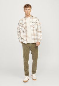 Jack & Jones JWHACE JJHARVEY - Pantaloni - elmwood
