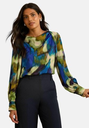 Farbige, fließende Bluse mit einem lebhaften abstrakten Muster in grünen, blauen und crémefarbenen Tönen, langen Ärmeln und einer lockeren Passform.