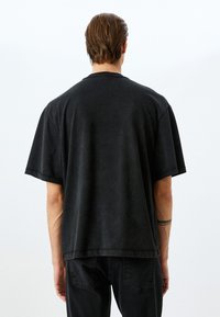 Koton SLOGAN - Camiseta estampada - black