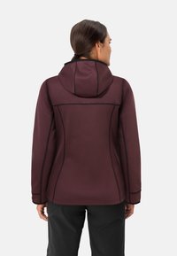 Bordeauxrote Kapuzenjacke mit schwarzen Akzenten, taillierte Form, strukturierter Stoff und kontrastierende Nähte, geeignet für Outdoor-Aktivitäten.
