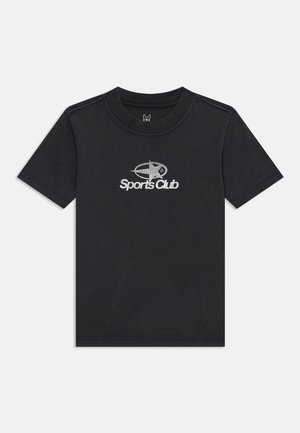 Μαύρο T-shirt με κοντά μανίκια και στρογγυλή λαιμόκοψη, με ασημένιο λογότυπο αστέρι και το κείμενο "Sports Club" στο κέντρο μπροστά.