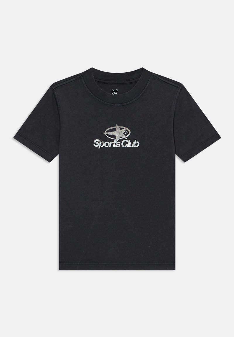 Μαύρο T-shirt με κοντά μανίκια και στρογγυλή λαιμόκοψη, με ασημένιο λογότυπο αστέρι και το κείμενο "Sports Club" στο κέντρο μπροστά.