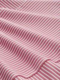 Rosa- und weiß gestreifter Stoff mit einer weichen Textur, der gleichmäßige horizontale Linien zeigt. Die Streifen sind gleichmäßig verteilt und durchgängig.