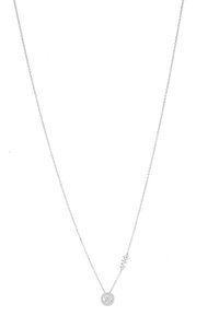 Collana d'argento con pendente circolare che presenta una pietra preziosa centrale e accenti scintillanti, oltre a un charm con parola attaccato, design della catena elegante.