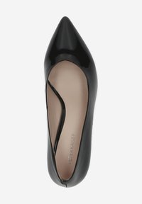 Pompe en cuir verni noir avec un bout pointu, un design latéral découpé et un intérieur beige. Présente une texture lisse et brillante ainsi qu'un style minimaliste.
