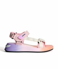 Sandal de degradado rosa con una amplia correa blanca, hebilla ajustable y una suela texturizada. Presenta una combinación de colores púrpura y rosa en la base.
