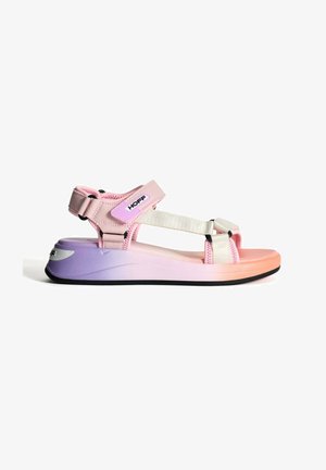 Sandal de degradado rosa con una amplia correa blanca, hebilla ajustable y una suela texturizada. Presenta una combinación de colores púrpura y rosa en la base.