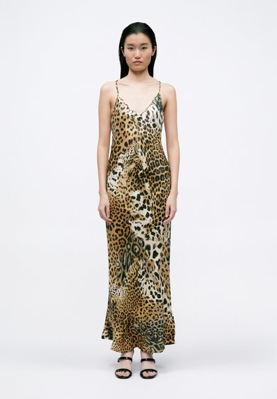Rochie maxi cu imprimeu leopard în nuanțe de brun, bej și negru. Prezintă un decolteu în V, bretele subțiri și o siluetă fluidă cu drapaj.