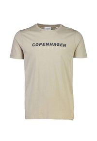 Beige bomulds T-shirt med rund hals, korte ærmer, med teksten "COPENHAGEN" og "LINDBERGH" trykt i mørkeblåt.