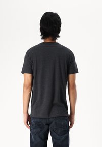 GAP EVERYDAY MICRO LOGO VEE - Basic póló - charcoal