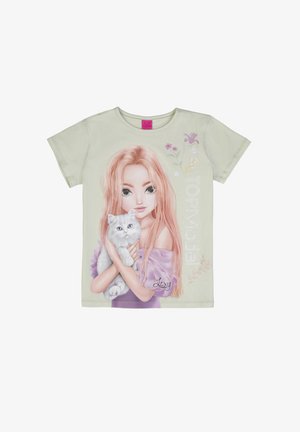 Ragazza con lunghi capelli rosa che tiene in braccio un gatto bianco, indossa un vestito viola con spalle scoperte, con dettagli floreali e la scritta "Top Model" sulla maglietta.