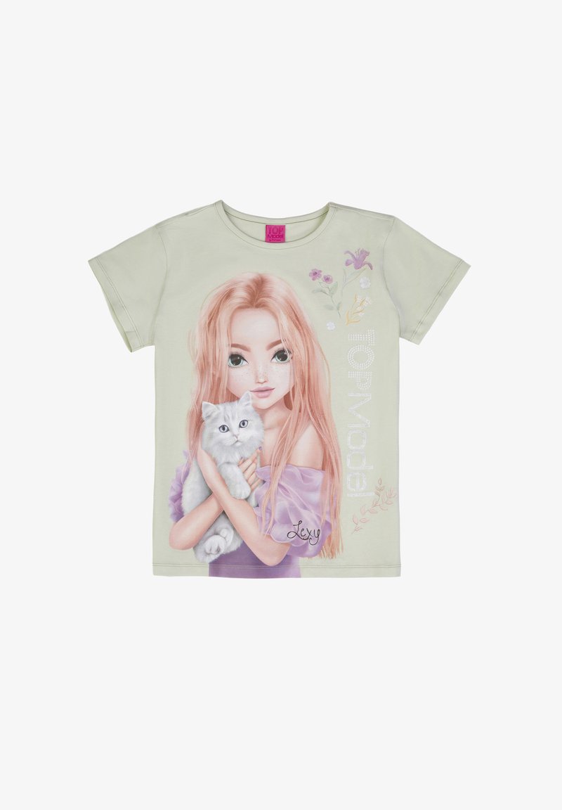 Ragazza con lunghi capelli rosa che tiene in braccio un gatto bianco, indossa un vestito viola con spalle scoperte, con dettagli floreali e la scritta "Top Model" sulla maglietta.