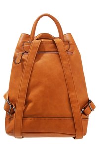 Tan faux leather reppu, jossa on teksturoitu pinta, kaksoishihnat, yläkahva ja vetoketjullinen tasku takana.
