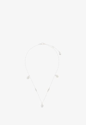 Srebrna ogrlica s lancem koja sadrži tri delikatna priveza u obliku paučine, razmaknuta malim, okruglim perlama. Klasično zatvaranje.