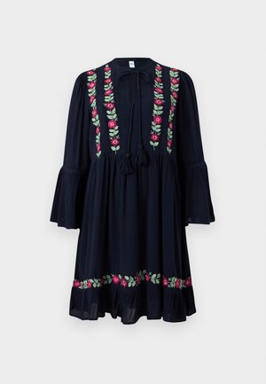 Marineblå kjole med lange klokkeærmer, blomsterbroderi nedover fronten og langs kanten, samt snor med dusk ved kragen.