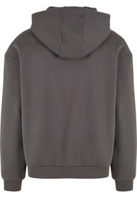 Sudadera con capucha de color gris oscuro con una superficie texturizada. Cuenta con un bolsillo tipo canguro y puños y dobladillo acanalados. Diseño sencillo y casual.