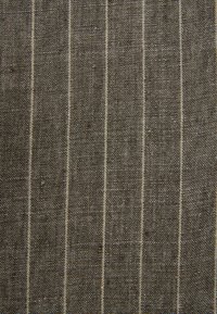 Mörk väv med en texturerad struktur som har vertikala vita ränder. Materialet verkar lätt med en subtil glans och ojämnheter.