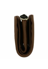 Portafoglio in pelle marrone con finitura testurizzata, dotato di una chiusura a clasp dorato nella parte superiore e di un design compatto e piegato.