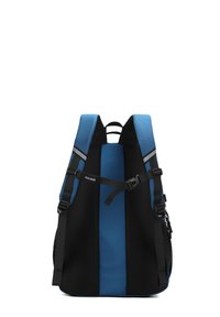 Sac à dos bleu et noir avec bretelles rembourrées et réglables, boucle de poitrine, et panneau arrière en maille, vu de dos.