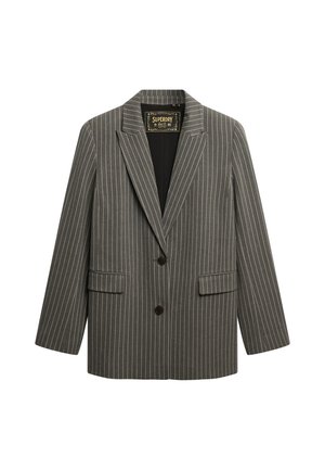 Blazer gris a rayas con solapa ancha, dos bolsillos frontales y dos botones. La tela tiene una textura suave y una forma estructurada.