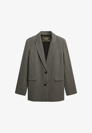 Blazer gris a rayas con solapa ancha, dos bolsillos frontales y dos botones. La tela tiene una textura suave y una forma estructurada.
