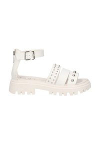 Sandali bianchi chunky con più cinghie, adornati con borchie argentate, una cinghia alla caviglia con fibbia e una suola piatta testurizzata.