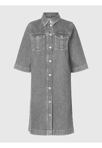 Šedé džínové šaty košilového stylu s předním button-up zapínáním, límcem, dvěma náprsními kapsami a krátkými rukávy s ohrnutými manžetami. Obsahují kontrastní šití a rovný střih.
