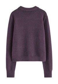 Lila ulltröja med en croppad design, ribbat avslut på ärmar och nederkant, samt en klassisk rund halsringning. Mjuk textur med subtila färgvariationer.