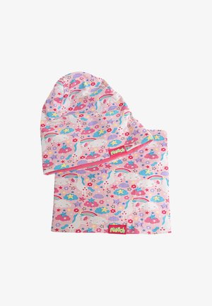 Conjunto de gorro y bufanda rosa con unicornios, arcoíris, flores y nubes en un patrón multicolor. Tela suave con la etiqueta de la marca visible.