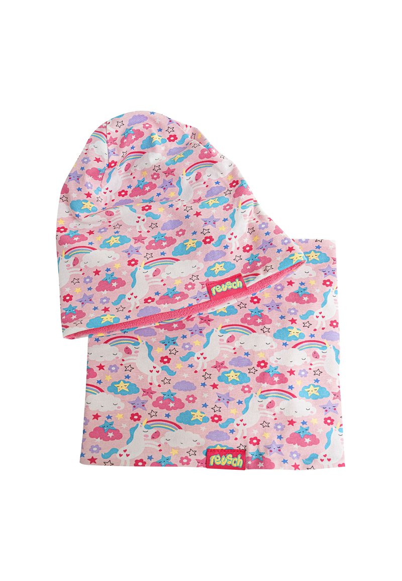 Set aus pinkem Hut und Schal mit Einhörnern, Regenbögen, Blumen und Wolken in einem bunten Muster. Weicher Stoff mit sichtbarem Markenetikett.