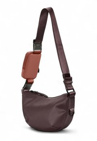 Crossbody-Tasche aus tiefburgunderfarbenem Stoff mit glatter Textur. Verfügt über ein abnehmbares Fach in rostfarbenem Kontrast und einen verstellbaren Trageriemen.