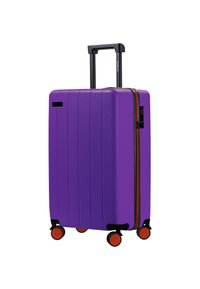 Fioletowa walizka twarda z pionowymi żłobieniami, czarną wysuwaną rączką, pomarańczowym i czarnym zamkiem oraz czterema pomarańczowymi kółkami ułatwiającymi poruszanie się.