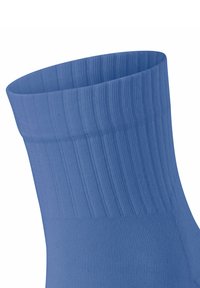 Chaussette en tissu côtelé bleu avec une large bordure repliée, présentant une texture lisse et une couleur uniforme sur toute sa surface.
