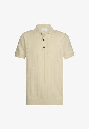 Beige kortærmet poloshirt med et struktureret, ribbet design med lodrette striber og tre sorte knapper i kraven.