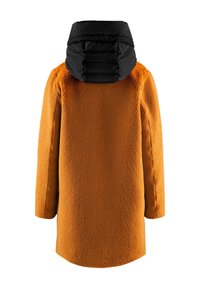 Orange tekstureret frakke med en sort, puffy hætte, med en lige snit, lange ærmer og en blød overflade. Set bagfra.