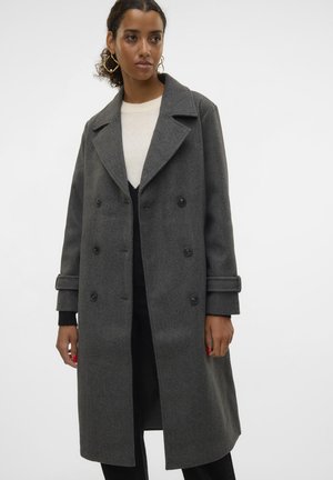 Manteau en laine grise mélangée avec un design à double boutonnage, grands revers, poches latérales et fermetures à boutons. Manches longues avec poignets roulés.