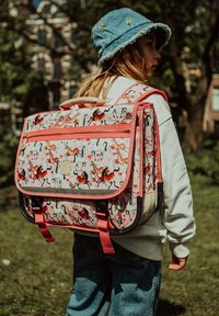 Roze rugzak met een patroon van speelse paarden en harten, met contrasterende banden, een handvat aan de bovenkant en een sluiting met een klep aan de voorkant.