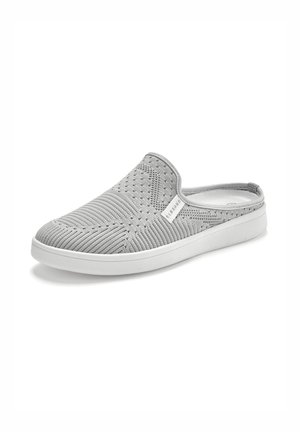 Grau Farbiger Slipper mit strukturiertem Strickobermaterial, das leichte Perforationen aufweist, einer abgerundeten Zehenpartie und einer weißen Gummisohle.