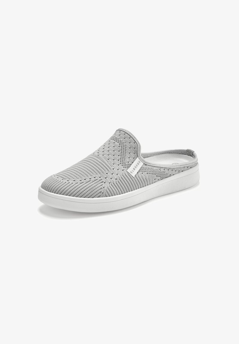 Grau Farbiger Slipper mit strukturiertem Strickobermaterial, das leichte Perforationen aufweist, einer abgerundeten Zehenpartie und einer weißen Gummisohle.