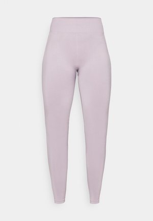 Leggingi svijetle lavande, izrađeni od rastezljivog materijala. Imaju visoki rebrasti pojas i glatku teksturu s suptilnim dijagonalnim linijama na nogama.