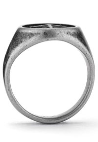 Zilverkleurige metalen ring met een glad, gepolijst oppervlak. Heeft een hoekig ontwerp en een licht gestructureerde band. Ronde vorm.